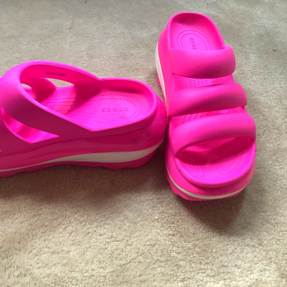 CROCS Women's Bright Pink Mules